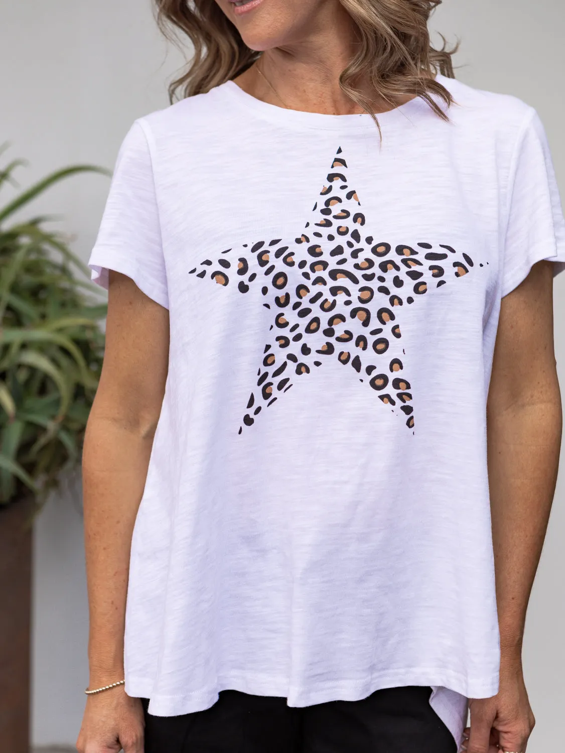 Maggie  Tee - White / Leopard Star